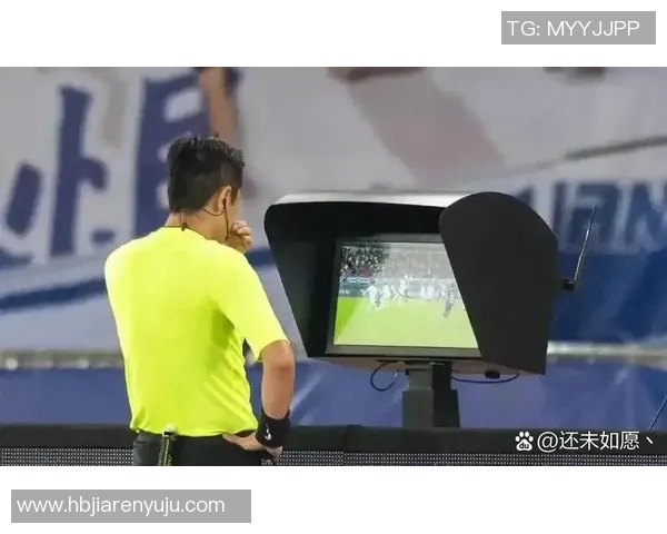 安佩姆禁区内争球倒地VAR介入后判定未构成点球引发争议 安佩姆禁区内争球倒地VAR介入后判定未构成点球引发争议